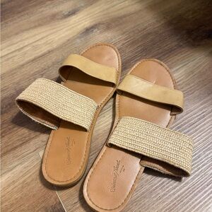 Universal Thread Tan and Cream Sandals